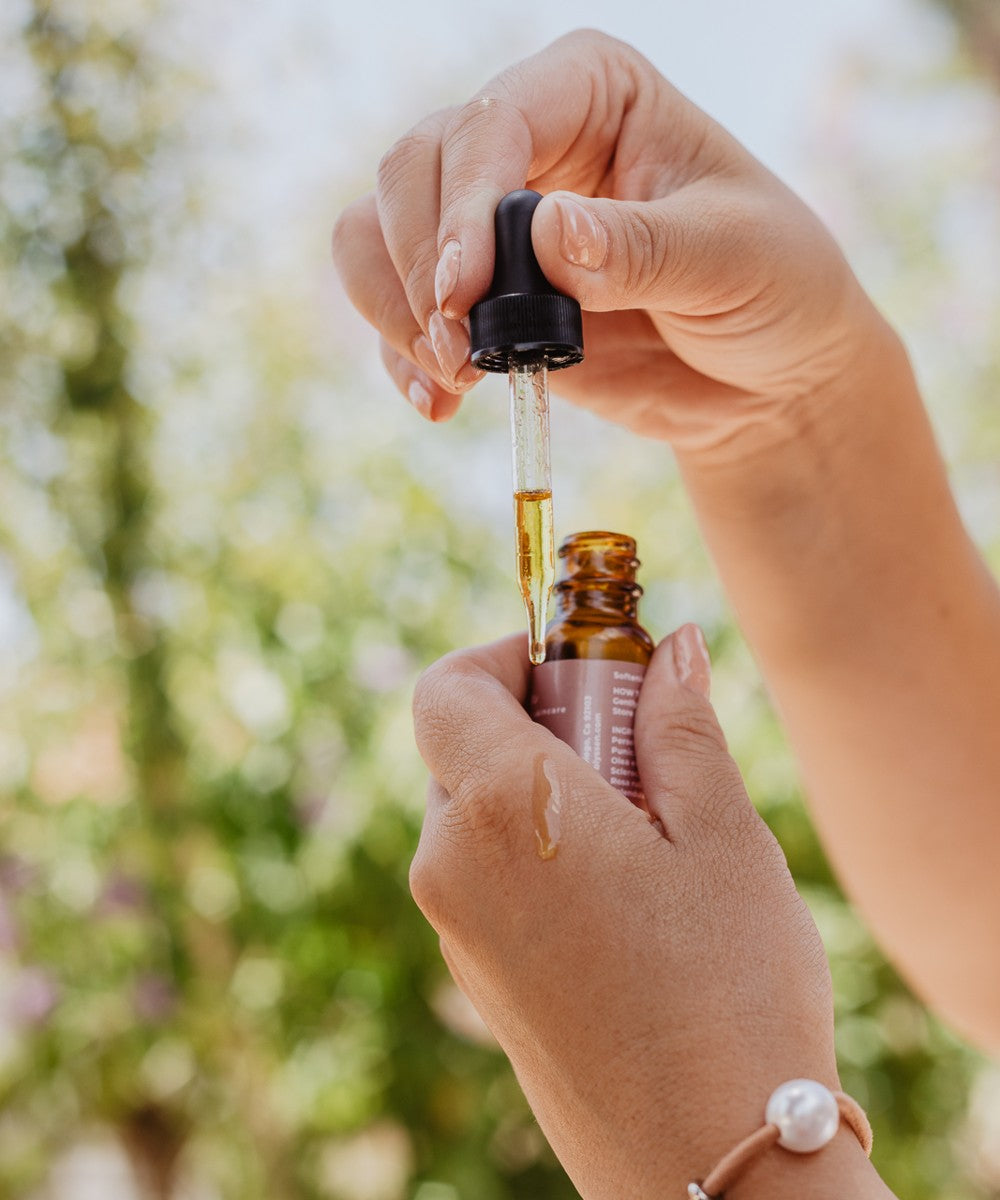 Moisturizing and protecting under eye botanical oil for wrinkles